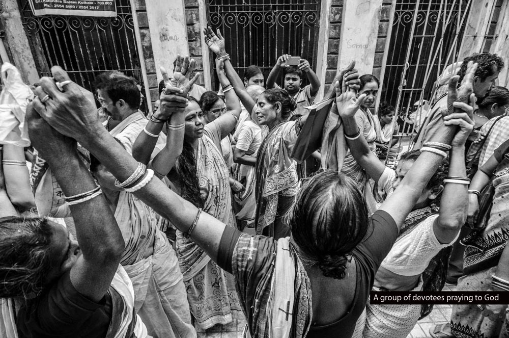 7.A group of devotees started praying to lord.